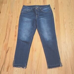 Maurices women's Frayed hem Split hem Cropped jeans size 5/6